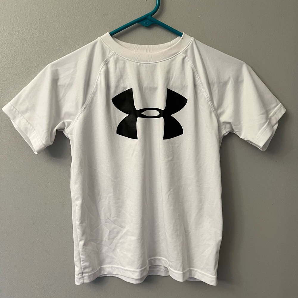 Under Armour like new Youth Small Dri shirt